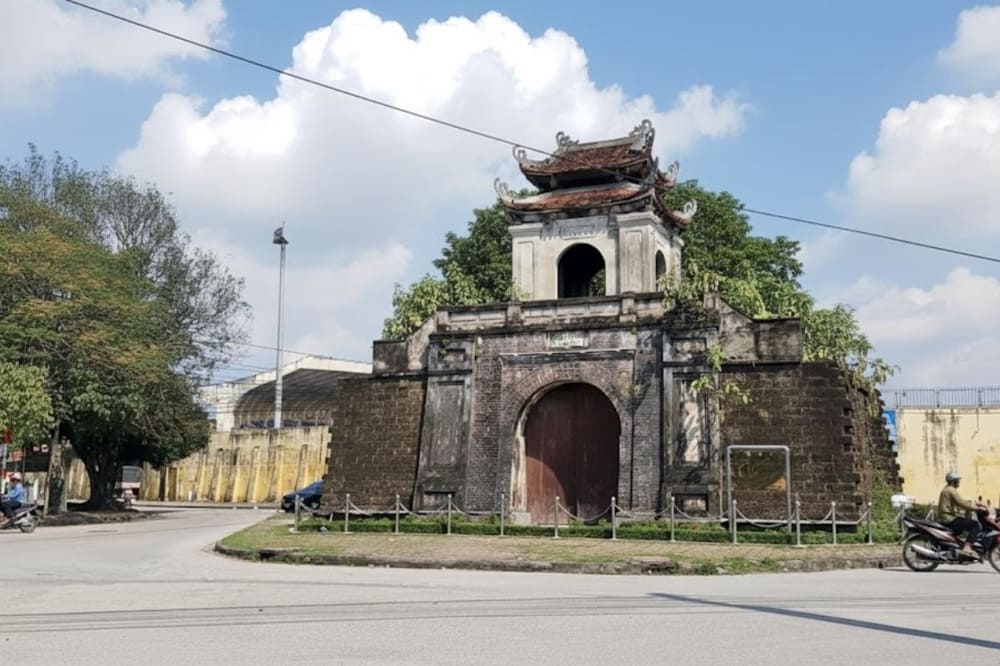 Bạn n&ecirc;n tham quan th&agrave;nh cổ Vinh v&agrave;o những m&ugrave;a c&oacute; thời điểm m&aacute;t mẻ, đi v&agrave;o buổi s&aacute;ng sớm hoặc chiều.